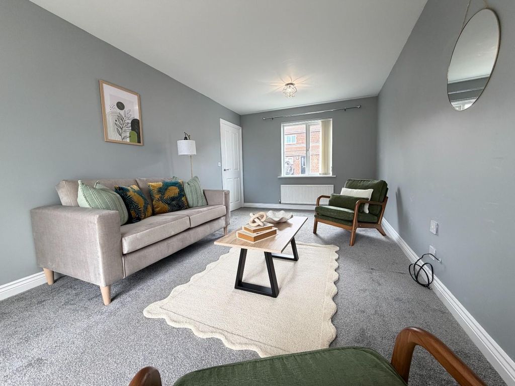 Property photo 3 of 19 Lounge