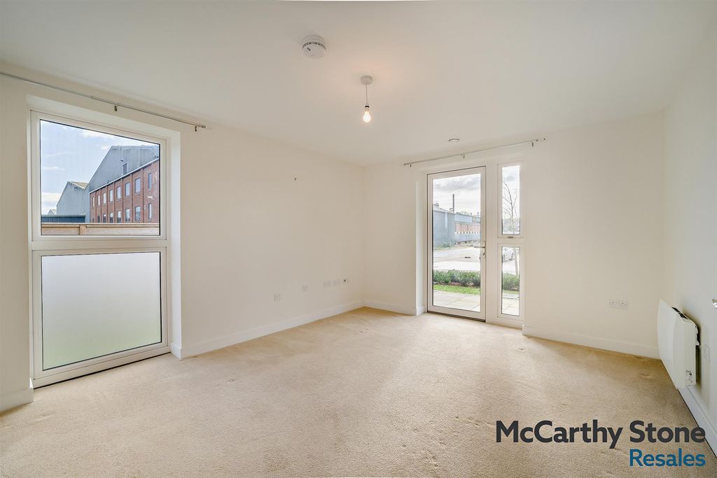 Property photo 2 of 32 8677868-Interior01-800.Jpg