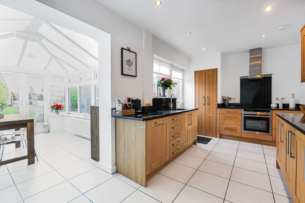 Property photo 3 of 12 Kitchen