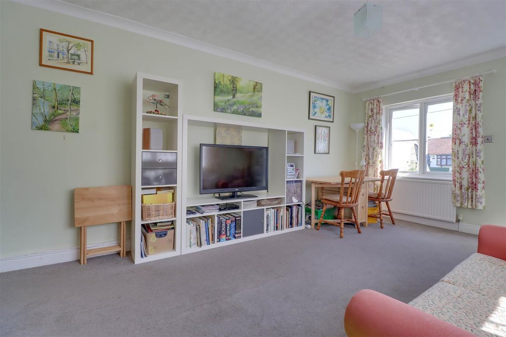 Property photo 3 of 16 90 Nevendon Road-25.Jpg