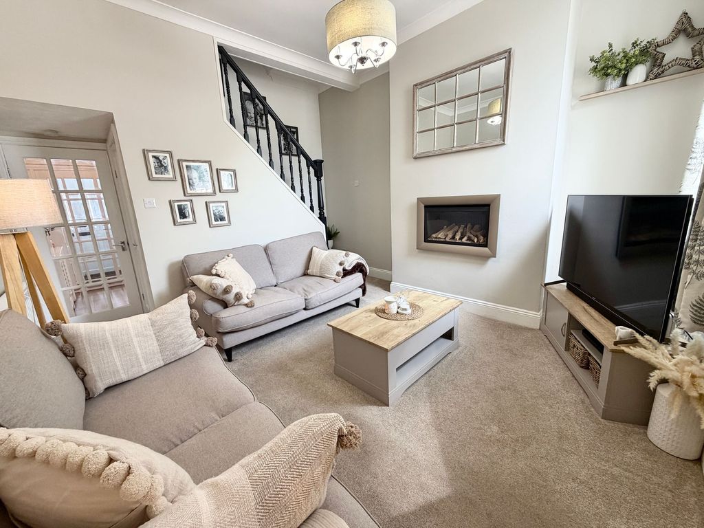 Property photo 2 of 16 Lounge
