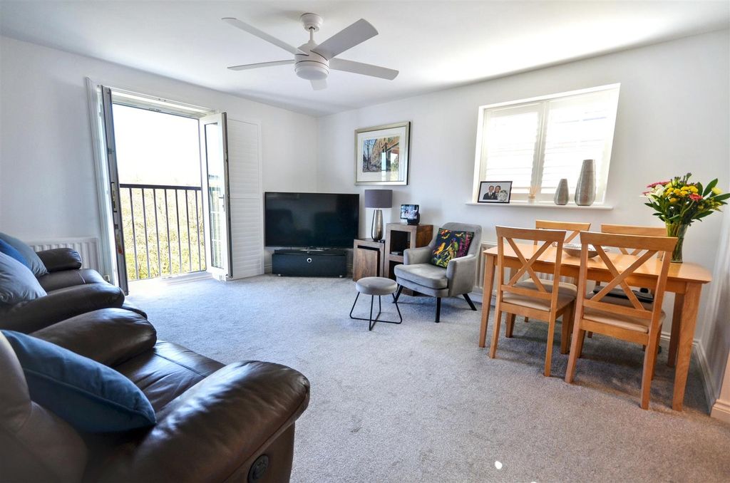 Property photo 2 of 14 Lounge / Dining Room