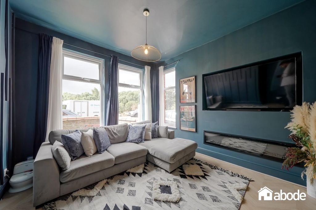 Property photo 2 of 20 2 Clarendon Road-2.Jpg