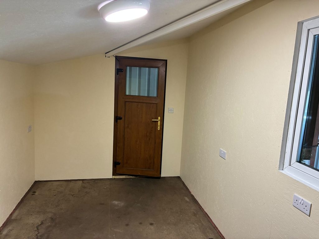 Property photo 3 of 6 Not Specified