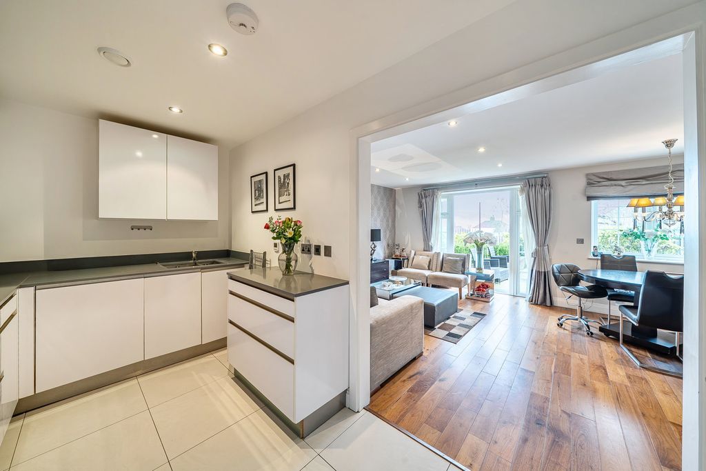 Property photo 2 of 20