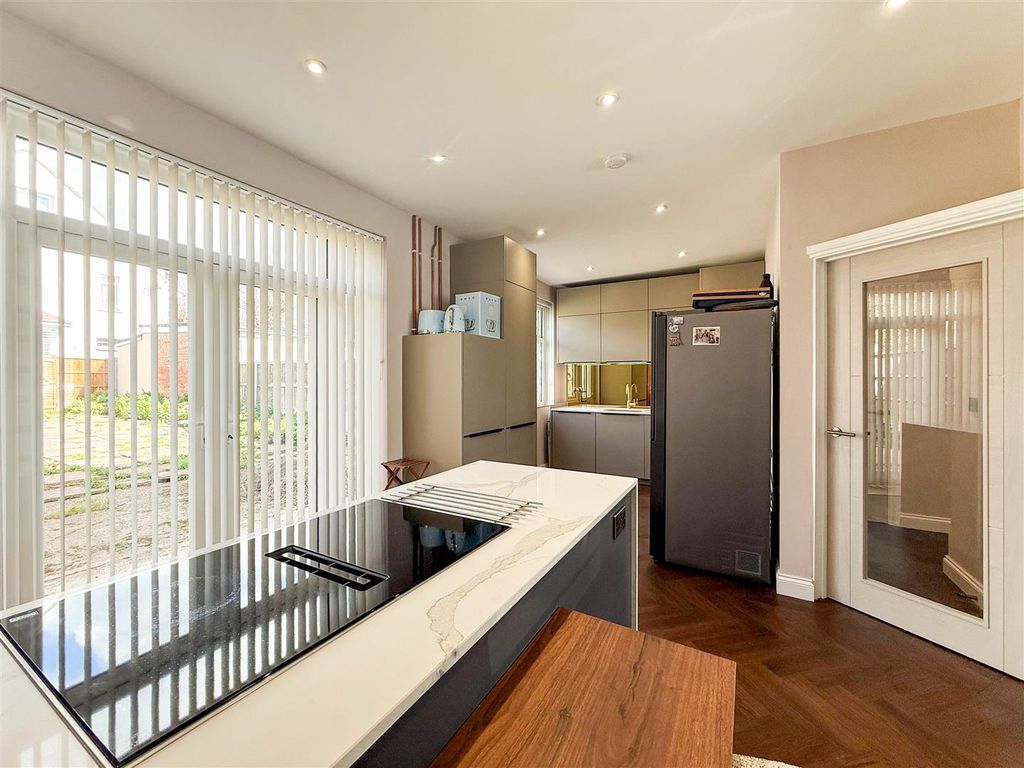 Property photo 3 of 17 Kitchen