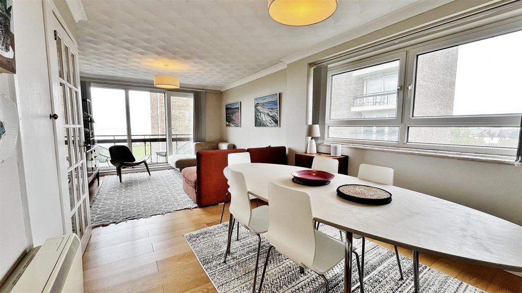 Additional image 9 of 2 bed flat for saleFrinton Court, The Esplanade, Frinton-On-Sea CO13
