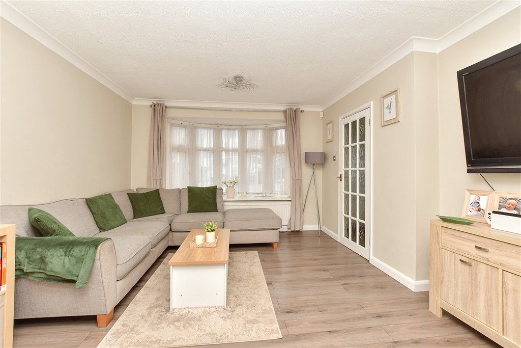 Property photo 3 of 11 Lounge