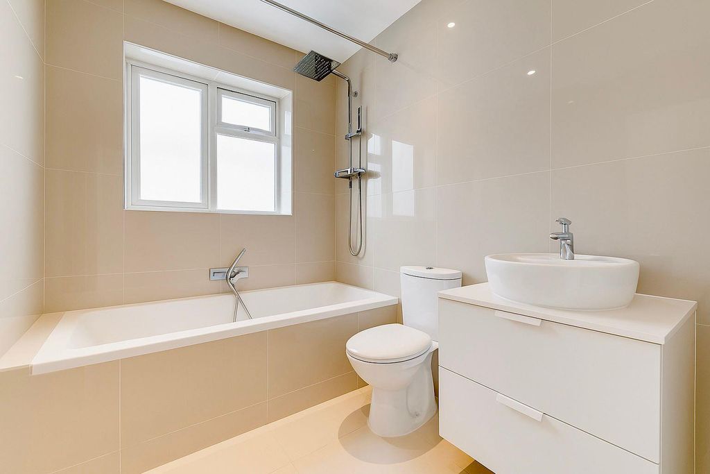 Property photo 3 of 8 Bathroom 1