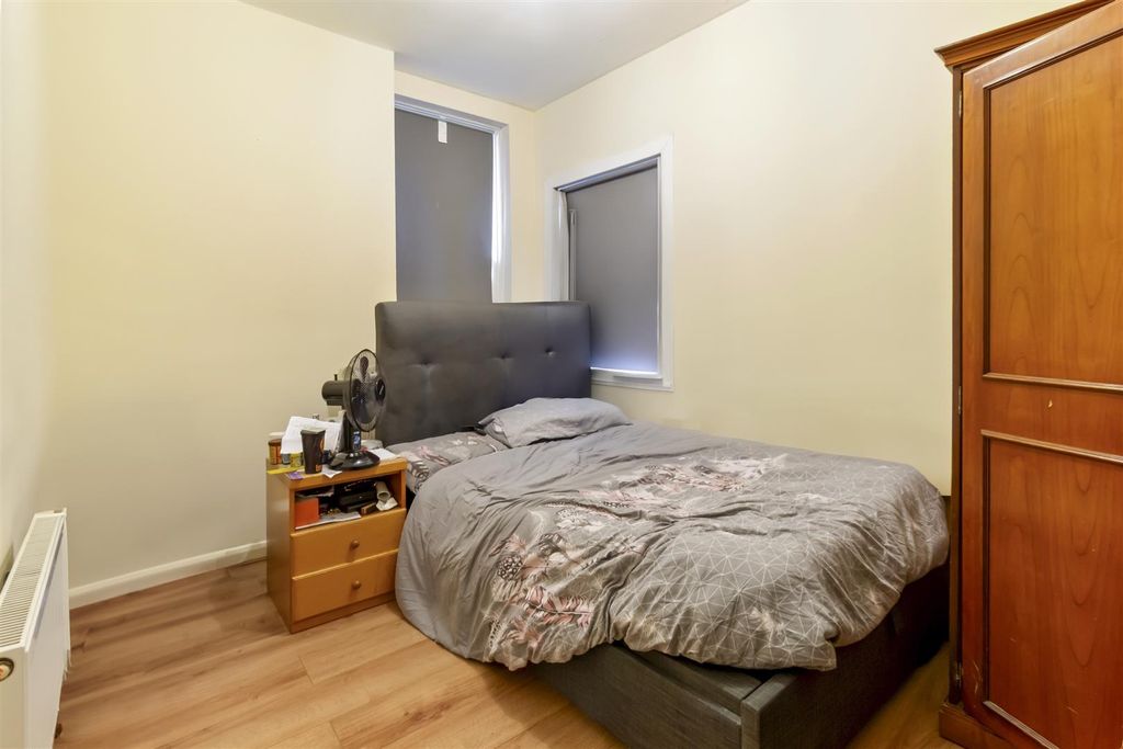 Property photo 3 of 4 Flat 1 10 Cowper Road-003.Jpg
