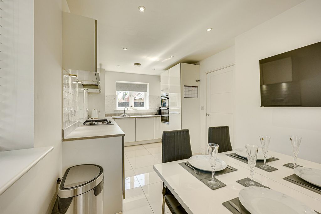 Property photo 3 of 32