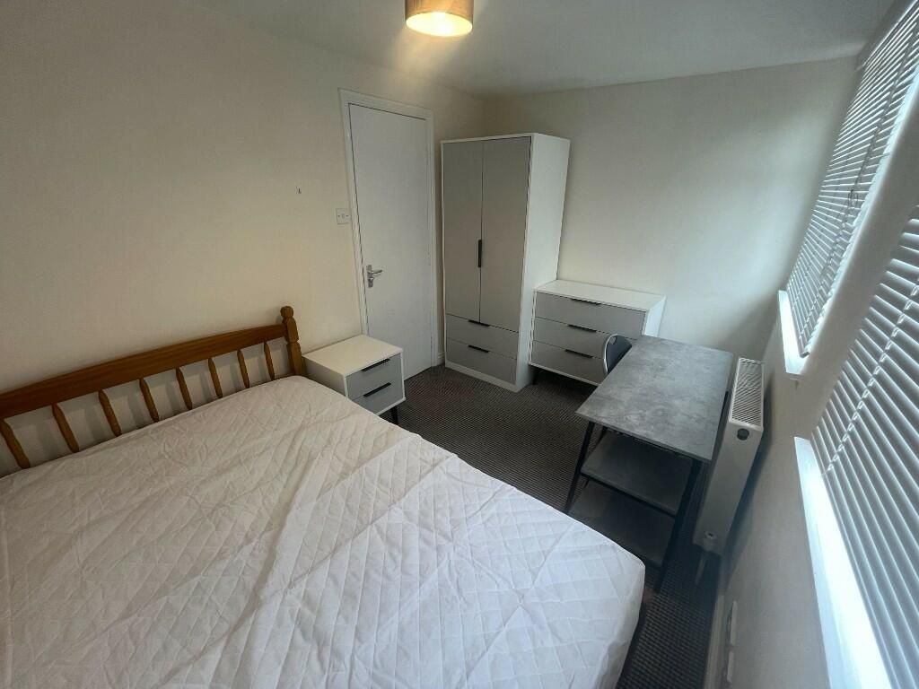 Property photo 3 of 10 Bright Double Bedroom Featuring A Large Bed, A War...