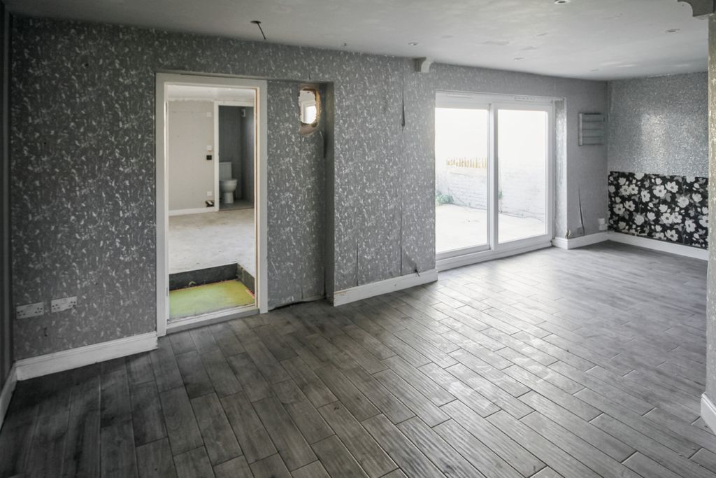 Property photo 2 of 25 17 Shipley Road, Woodingdean, Brighton, Bn2 6Ta