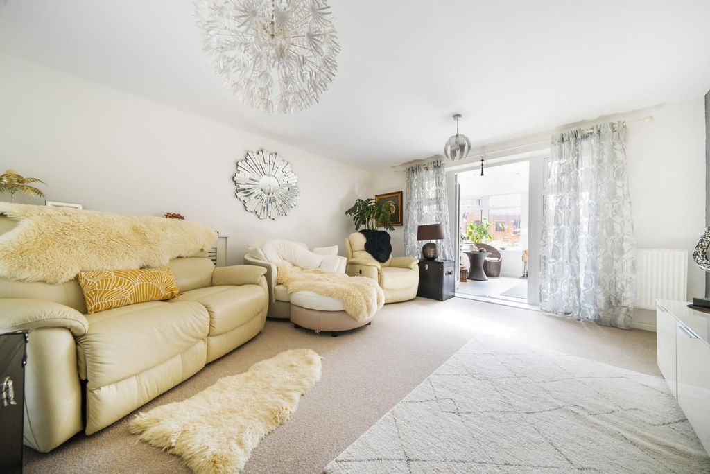 Property photo 2 of 17 10-18-681E2Eb186d25-1284699-Arw-18-10.Jpg