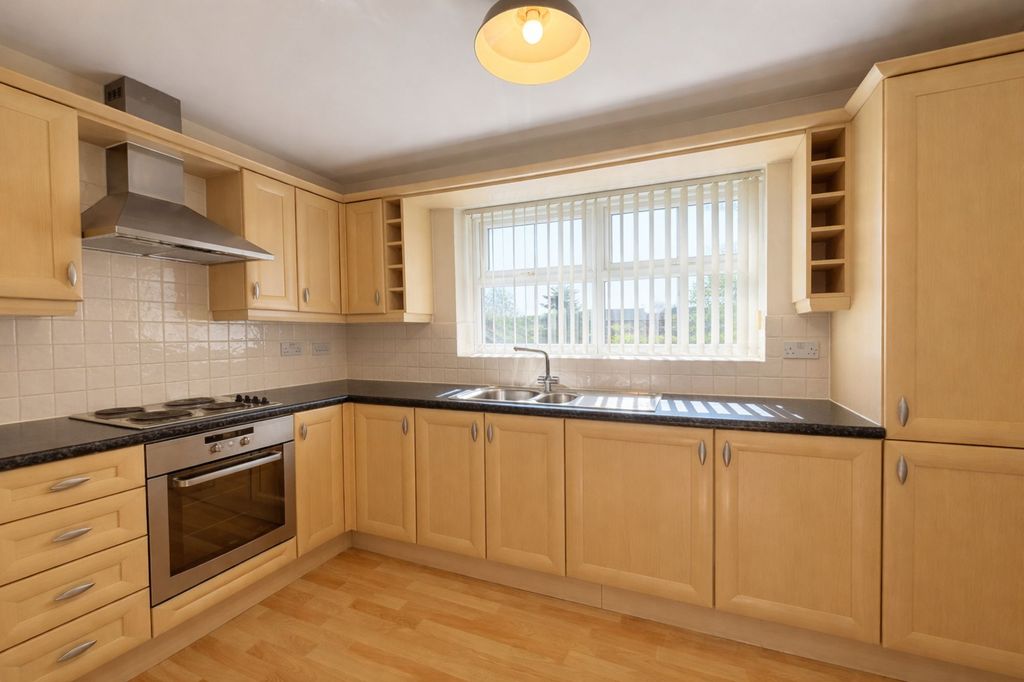 Property photo 3 of 11 Kitchen