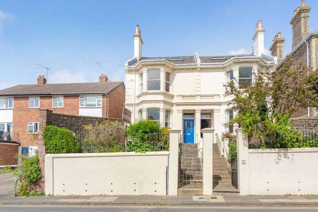 Property photo 1 of 32