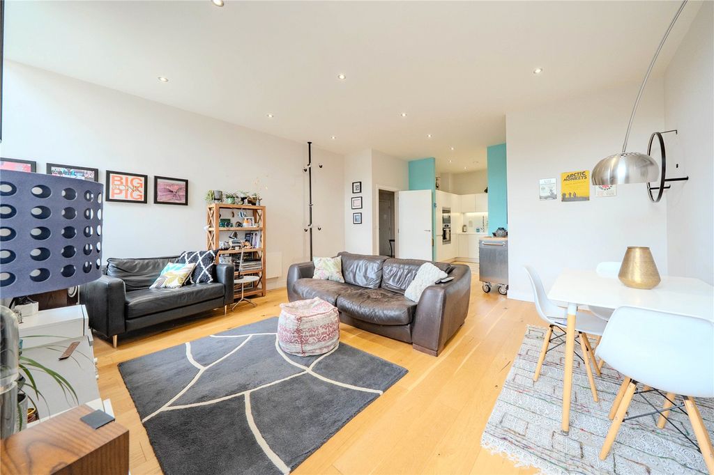 Property photo 3 of 8 Lounge