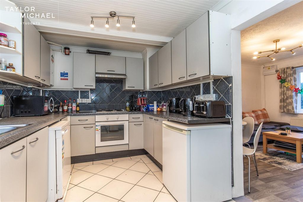 Property photo 3 of 18 Kitchen