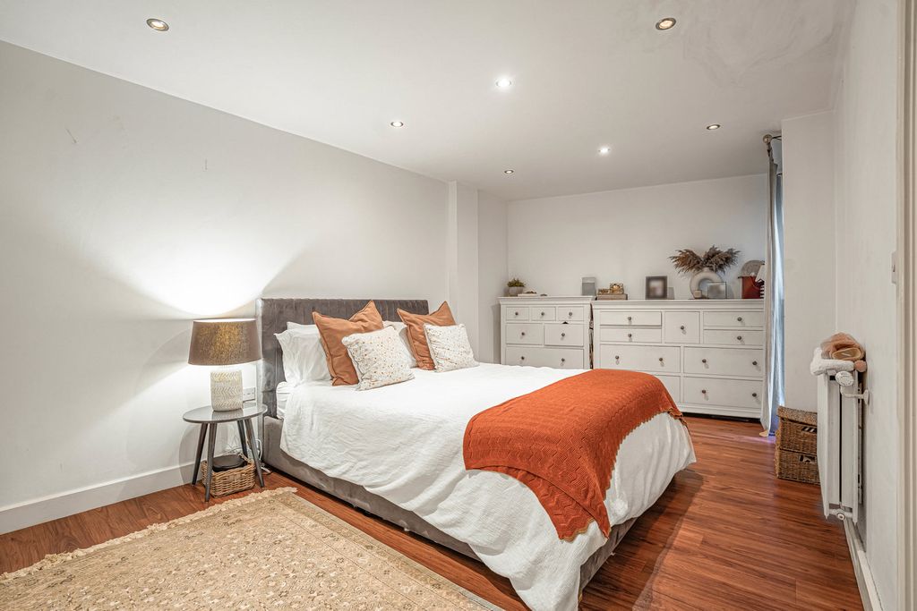 Property photo 3 of 17 Bedroom