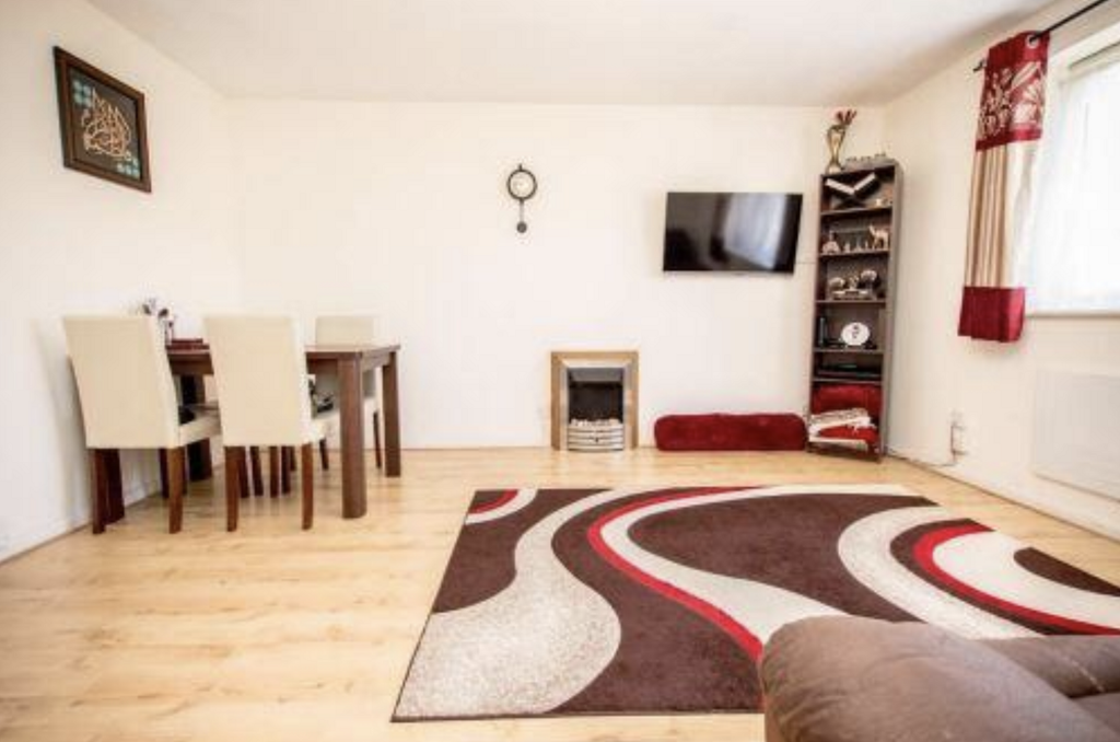 Property photo 3 of 7 Living Room