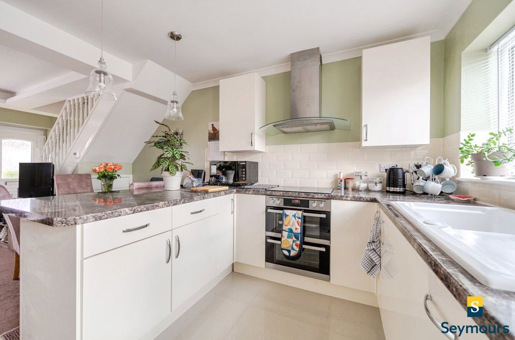 Property photo 3 of 19 Kitchen