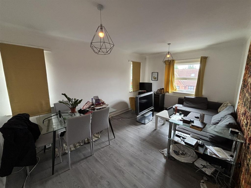 Property photo 2 of 11 Lounge