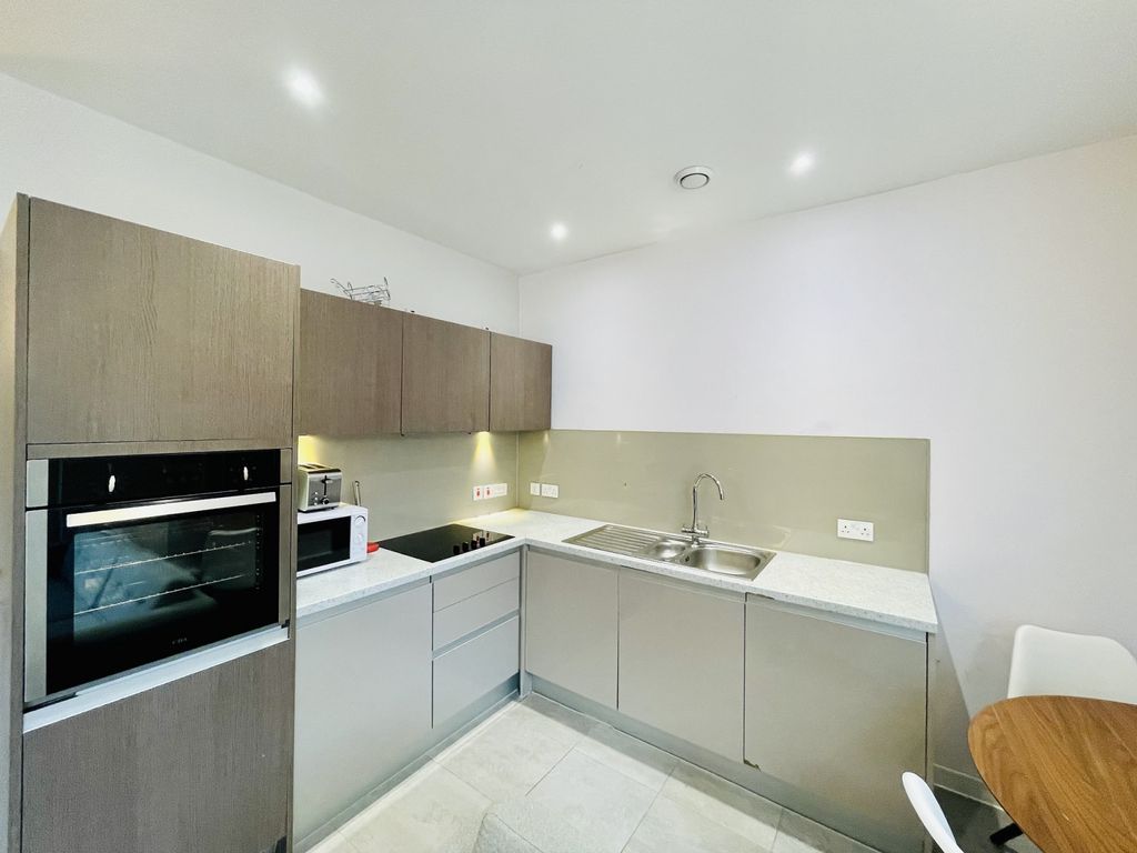 Property photo 1 of 6 A Beautifully Presented &amp; Furnished Apartment With Parking