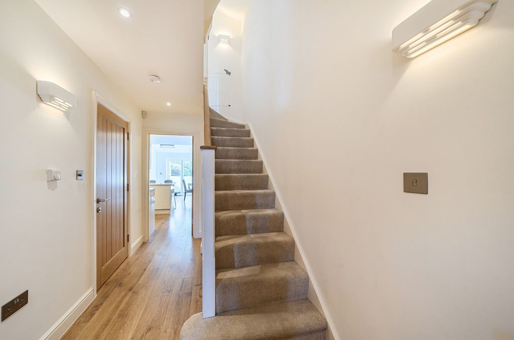 Property photo 3 of 11 1350485-9-68c047c...