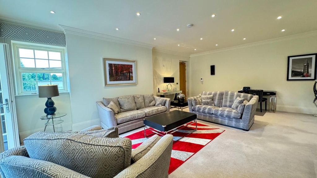 Property photo 3 of 27 Lounge