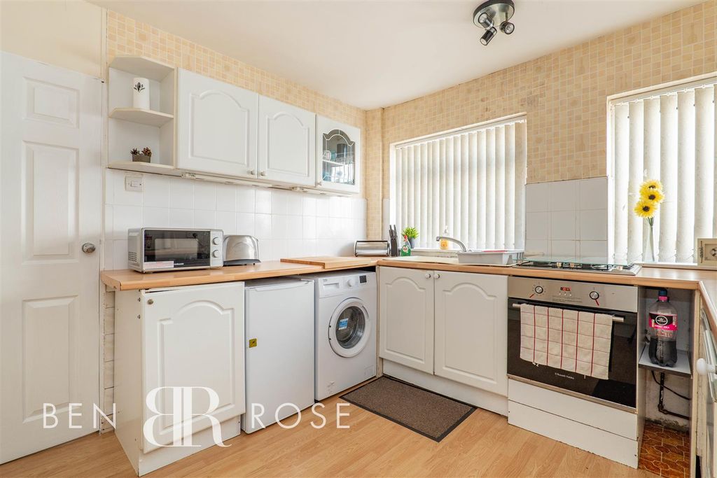 Property photo 3 of 17 Kitchen