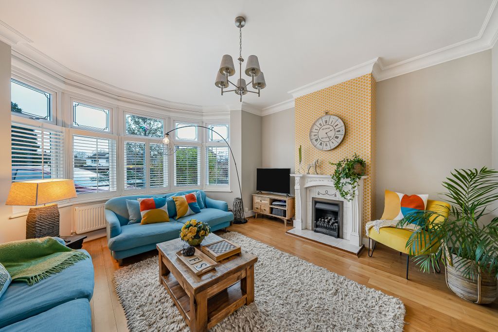 Property photo 2 of 32 Lounge