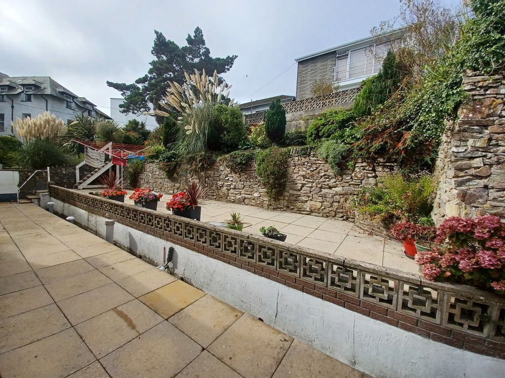 Property photo 3 of 11 Communal Gardens