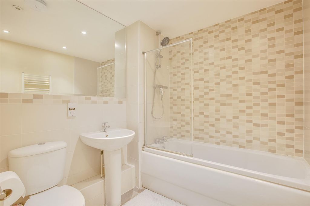 Property photo 2 of 8 Bathroom