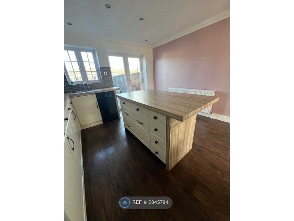 Property photo 3 of 11 Kitchen