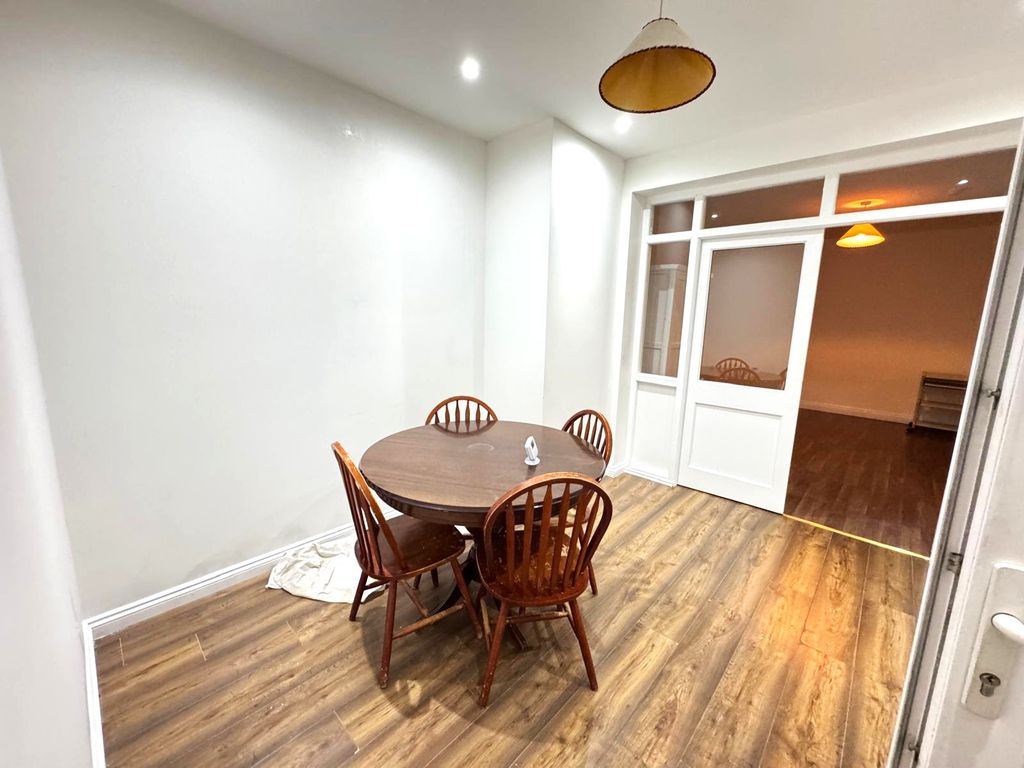 Property photo 3 of 7 Photo 4