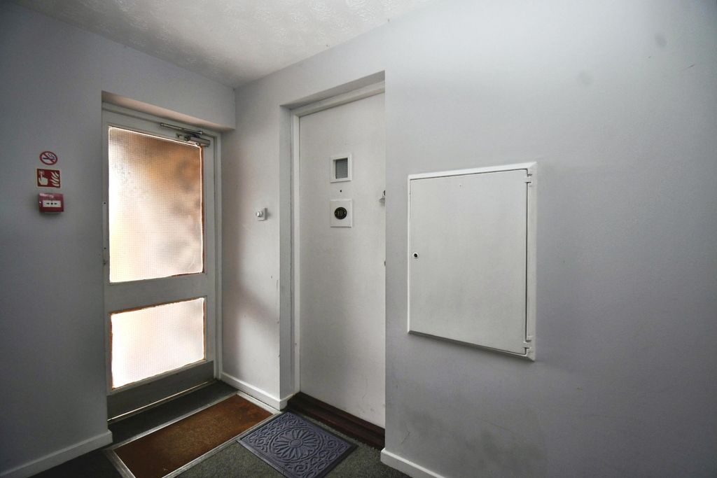 Property photo 2 of 9 Communal Entrance