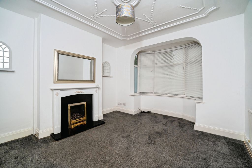 Property photo 3 of 16 Lounge
