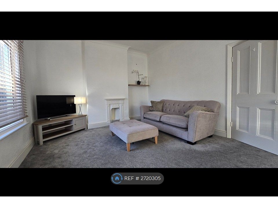 Property photo 3 of 11 Living Room