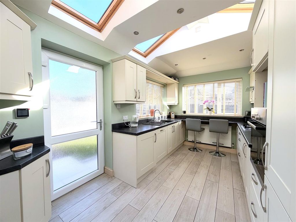 Property photo 2 of 31 Breakfast Kitchen