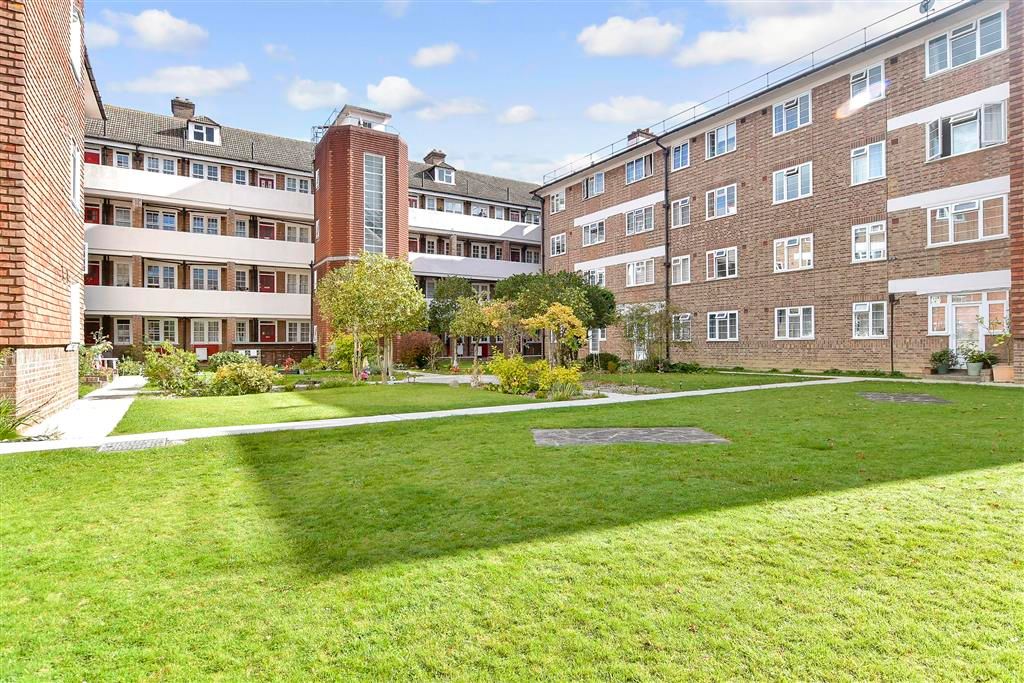 Property photo 3 of 9 Communal Gardens