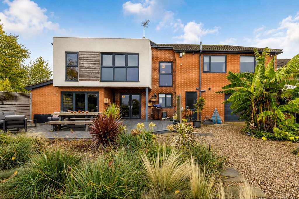 Property photo 2 of 31