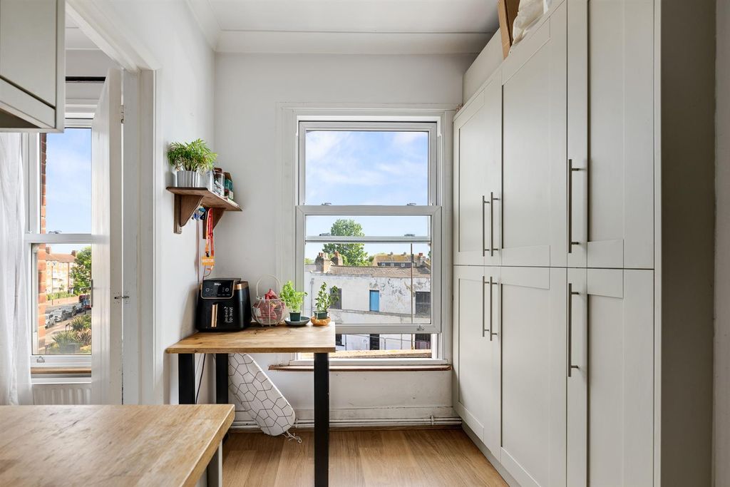 Property photo 3 of 7 Fitted Kitchen