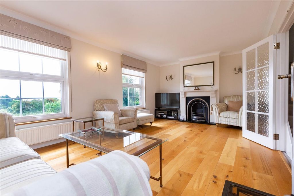 Property photo 2 of 17 39 Theydon Grove (19).Jpg