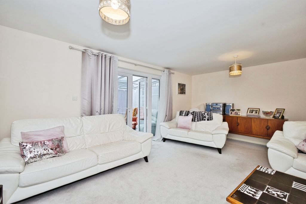 Property photo 3 of 17 Lounge