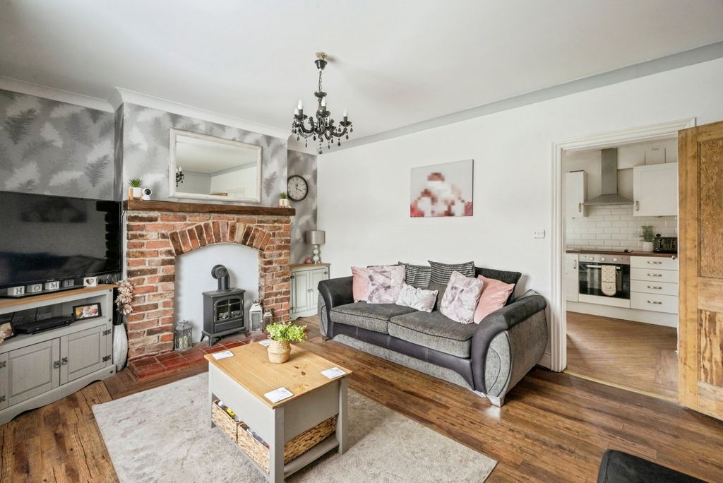 Property photo 3 of 17 Lounge