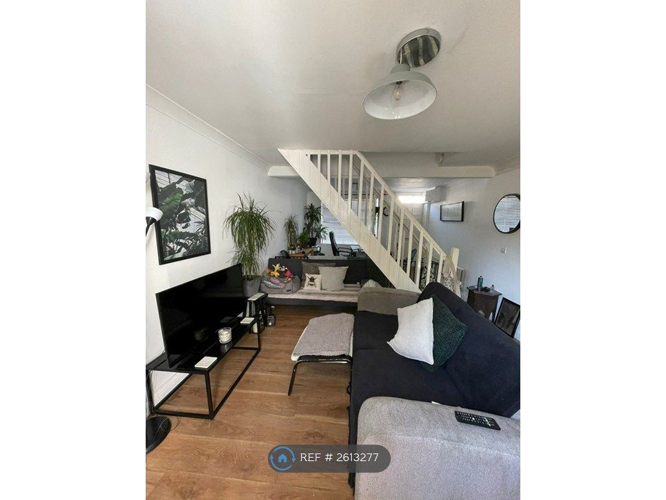 Property photo 1 of 8 Lounge/Study