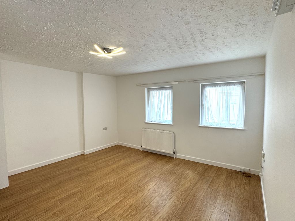 Property photo 3 of 11 Lounge2