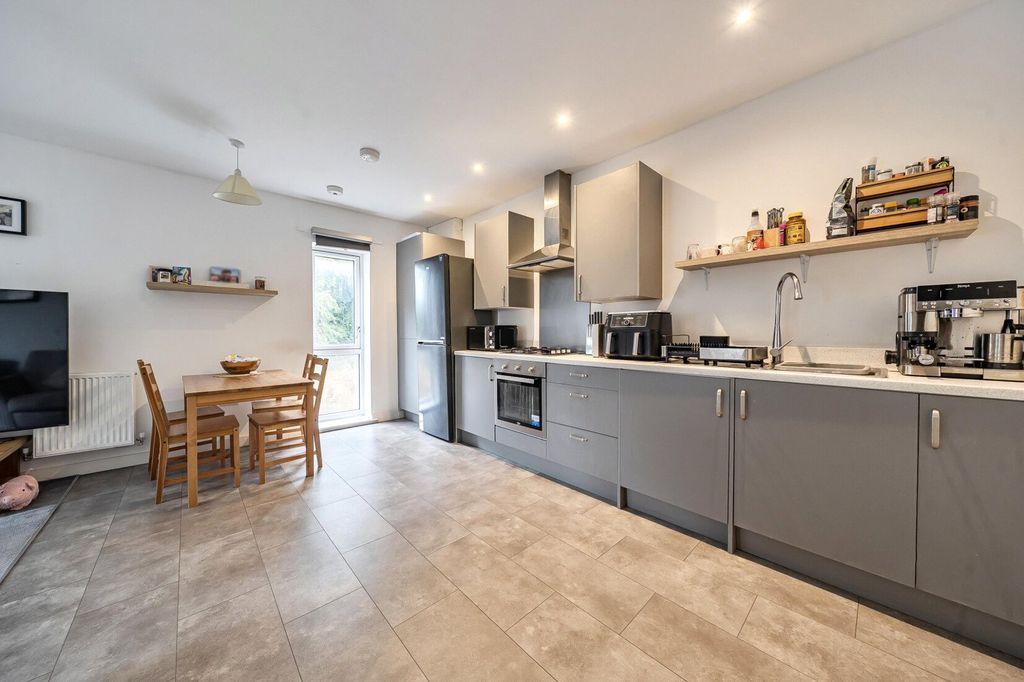 Property photo 3 of 16 Kitchen/Reception