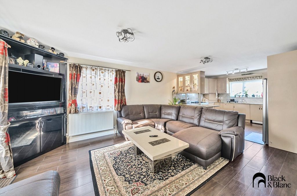 Property photo 2 of 20 Kitchen/ Living