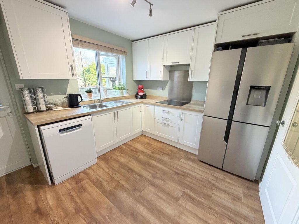 Property photo 3 of 10 Kitchen